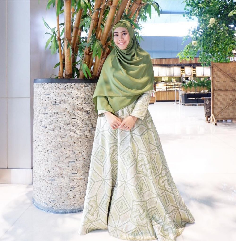 Begini model baju lebaran favorit Oki Setiana Dewi, kece abis