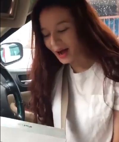 Kegembiraan cewek ini dikasih iPad baru sirna seketika, kenapa ya?