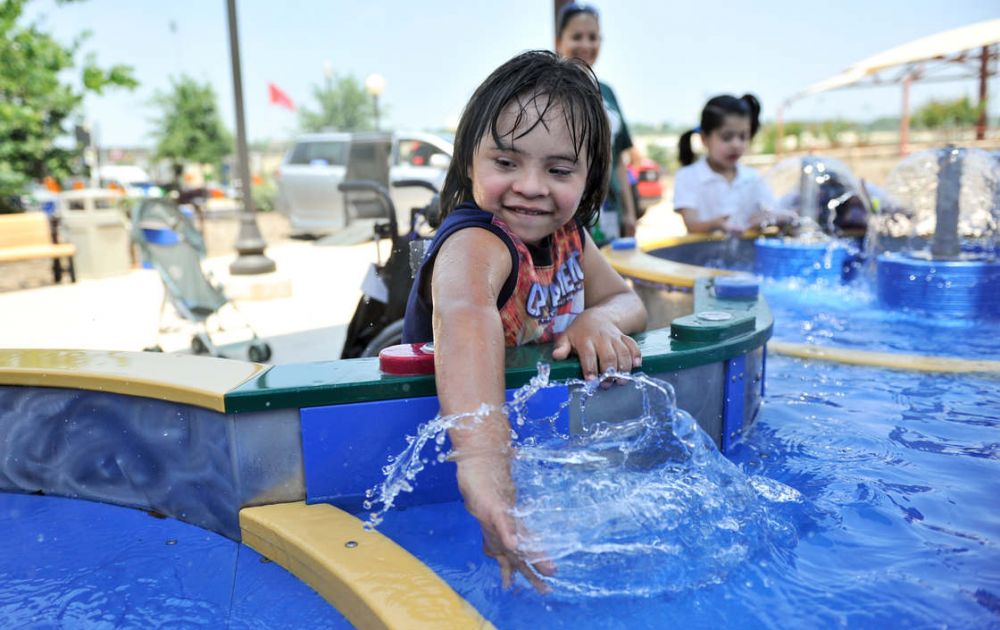 Pertama dibangun, taman bermain air ini ramah bagi anak difabel