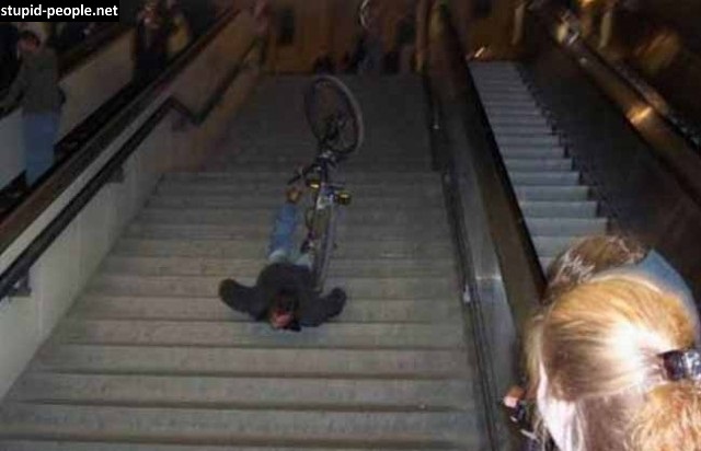 10 Potret orang jatuh di tempat umum, duh malunya
