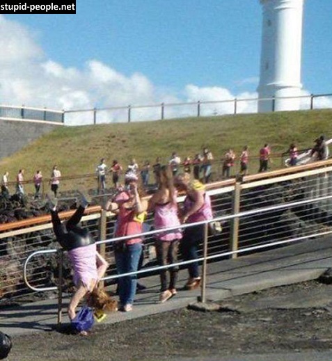 10 Potret orang jatuh di tempat umum, duh malunya