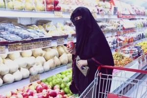 6 Potret penampilan Pipik Dian Irawati yang kini kenakan cadar