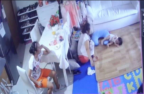 2 Pengasuh ini tertangkap kamera menyiksa bayinya, tega banget