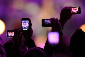 Sindiran ke penonton konser yang sering angkat HP ini telak banget