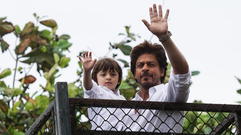 5 Foto Shah Rukh Khan sapa fans saat rayakan Lebaran di kediamannya