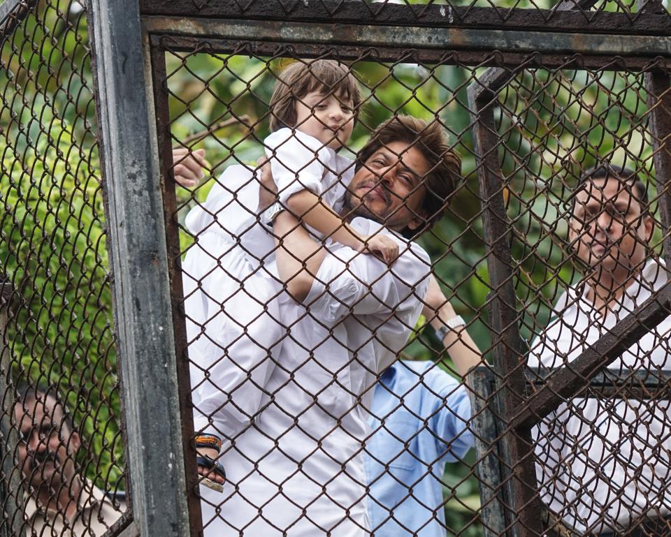 5 Foto Shah Rukh Khan sapa fans saat rayakan Lebaran di kediamannya