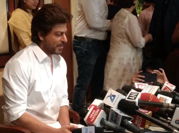 5 Foto Shah Rukh Khan sapa fans saat rayakan Lebaran di kediamannya