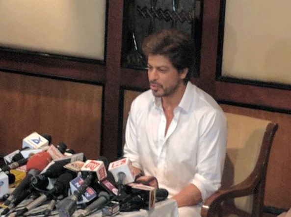 5 Foto Shah Rukh Khan sapa fans saat rayakan Lebaran di kediamannya