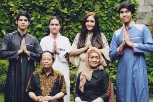 Rayakan lebaran, ini momen bahagia 12 artis bareng keluarga besarnya
