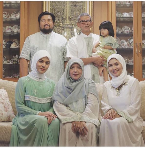 Rayakan lebaran, ini momen bahagia 12 artis bareng keluarga besarnya