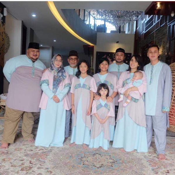 Rayakan lebaran, ini momen bahagia 12 artis bareng keluarga besarnya