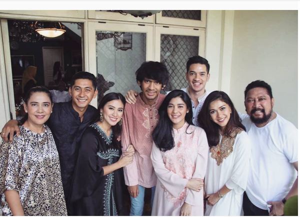Rayakan lebaran, ini momen bahagia 12 artis bareng keluarga besarnya