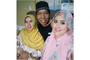 Potret kebersamaan Kiwil dengan dua istrinya saat rayakan Lebaran