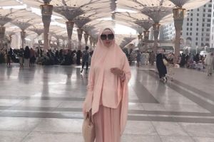 Pergi umrah, Tiara Dewi malah kerap posting status galau