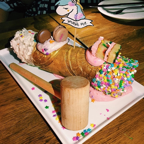 Unicorn Cannoli, kuliner kekinian yang ditaburi emas 24 karat