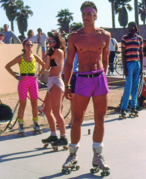 15 Foto ini buktikan pria tahun 70 an hobi pakai hotpants 