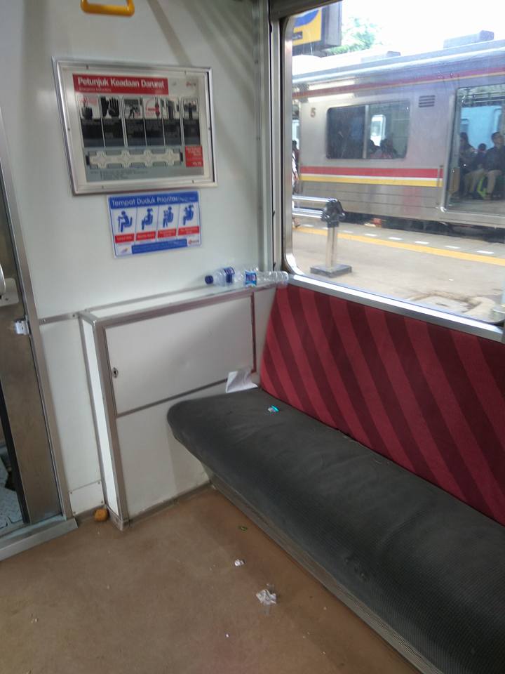 Potret miris sampah berserakan di commuter line ini bikin ngelus dada