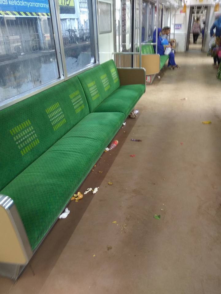 Potret miris sampah berserakan di commuter line ini bikin ngelus dada
