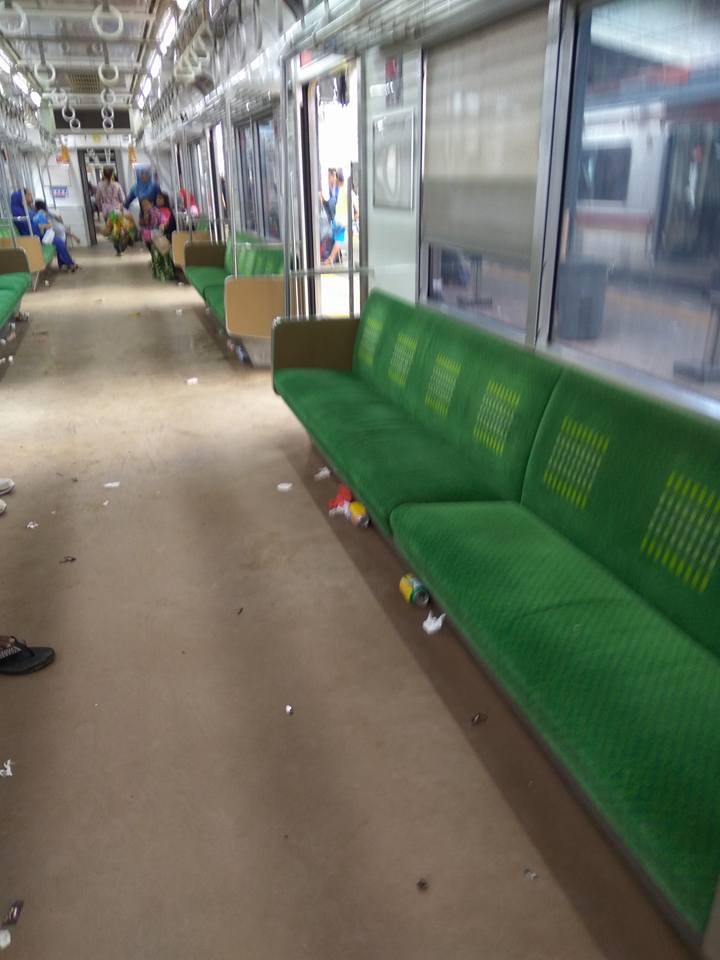 Potret miris sampah berserakan di commuter line ini bikin ngelus dada