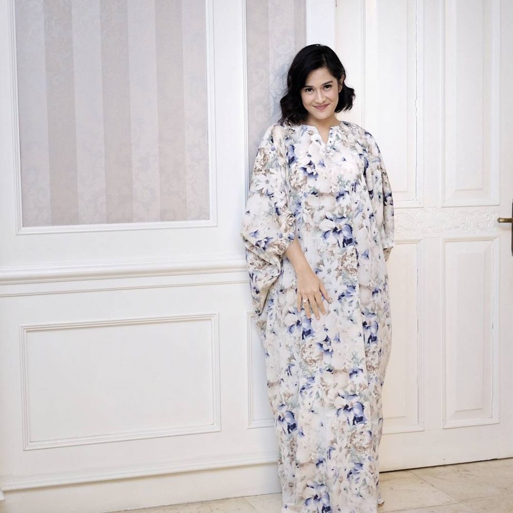 6 Gaya Dian Sastro ketika memakai kaftan, cantiknya kebangetan deh