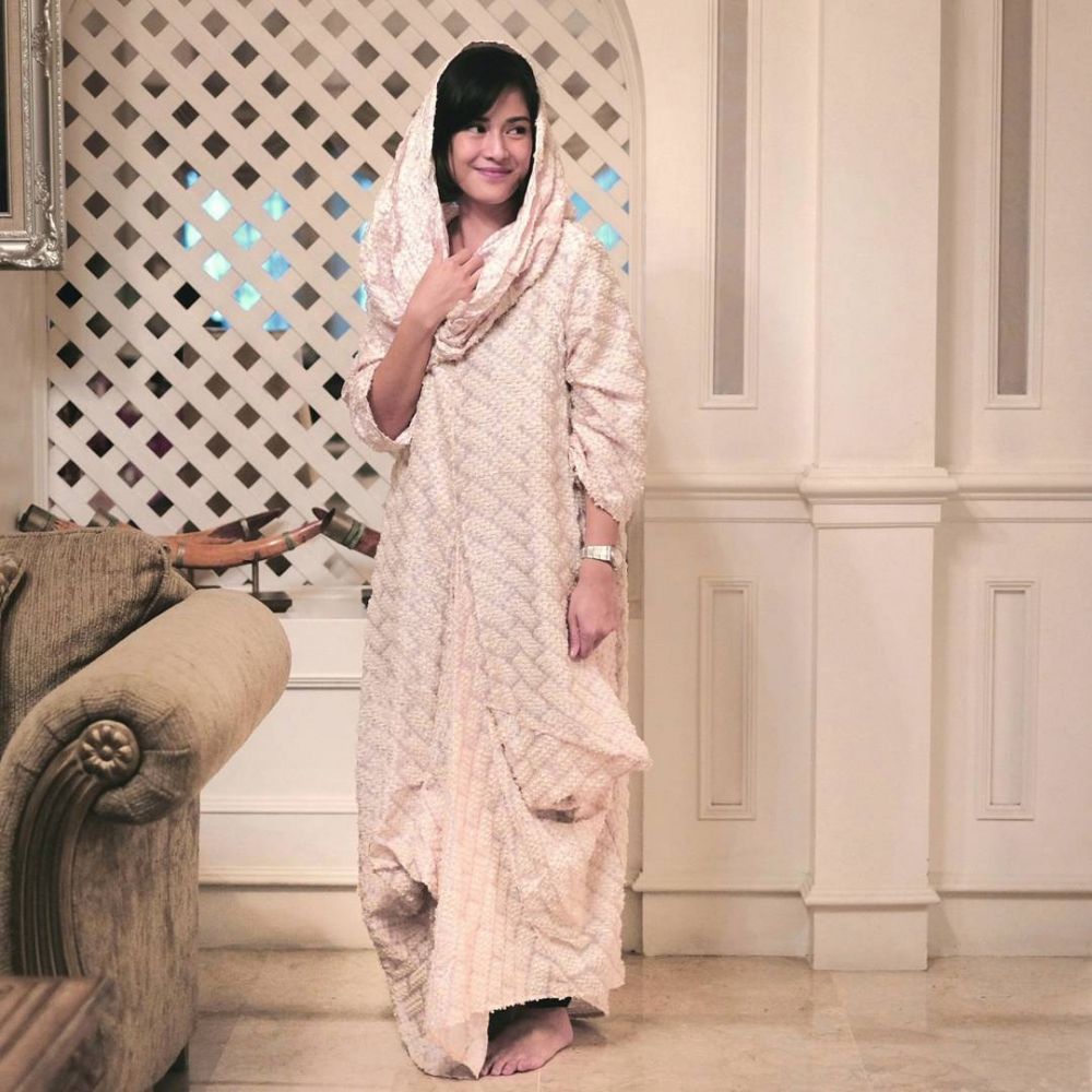 6 Gaya Dian Sastro ketika memakai kaftan, cantiknya kebangetan deh