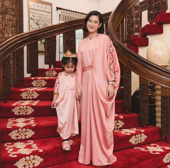 6 Gaya Dian Sastro ketika memakai kaftan, cantiknya kebangetan deh