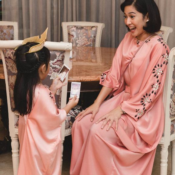 6 Gaya Dian Sastro ketika memakai kaftan, cantiknya kebangetan deh