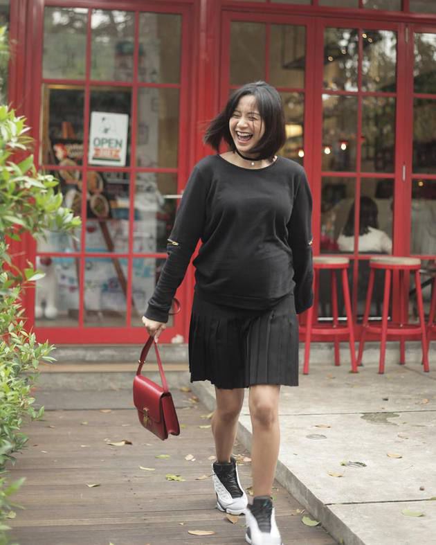 Nggak selalu melar, 10 seleb ini tetap langsing saat hamil