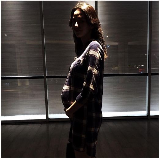 Nggak selalu melar, 10 seleb ini tetap langsing saat hamil