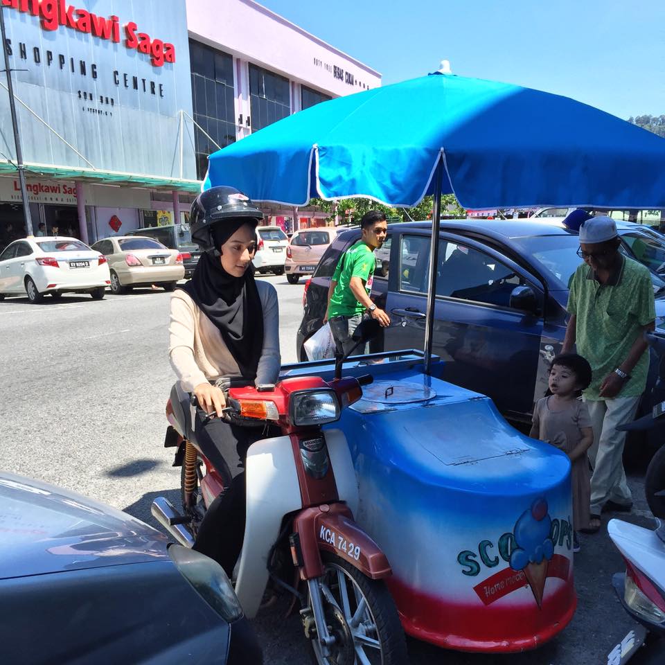 Mahasiswi cantik ini jualan es krim pakai motor butut demi bantu ayah