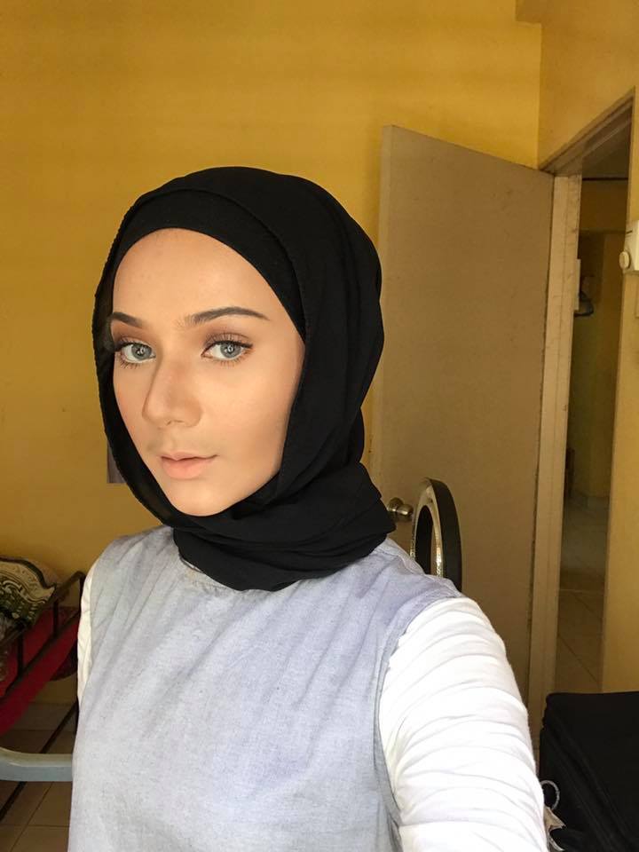 Mahasiswi cantik ini jualan es krim pakai motor butut demi bantu ayah