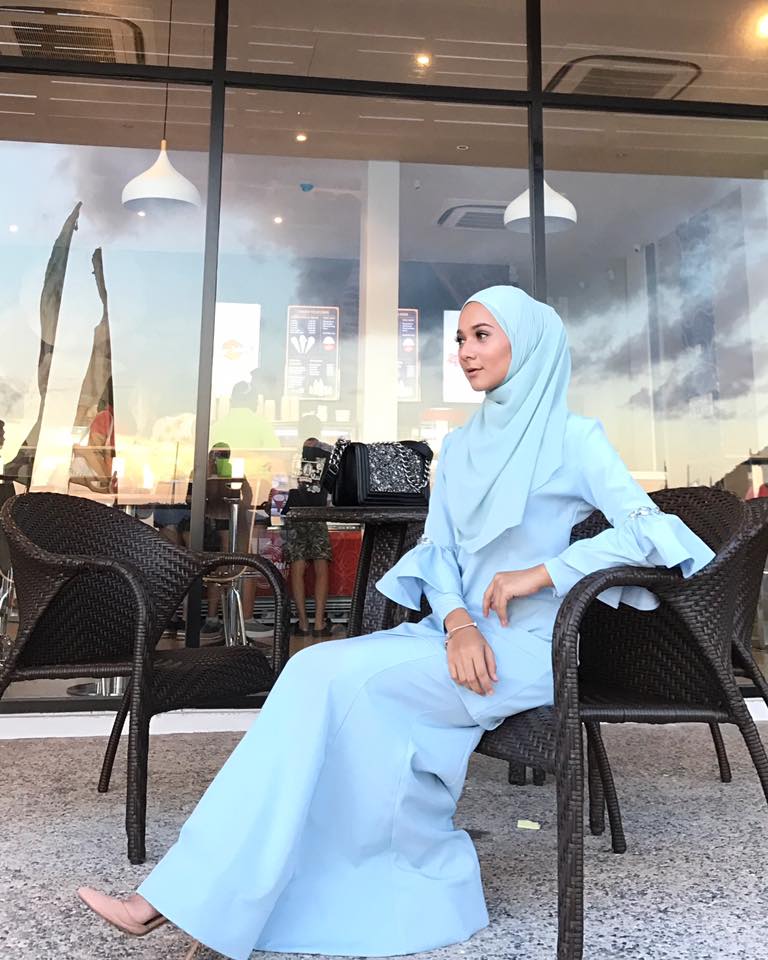 Mahasiswi cantik ini jualan es krim pakai motor butut demi bantu ayah