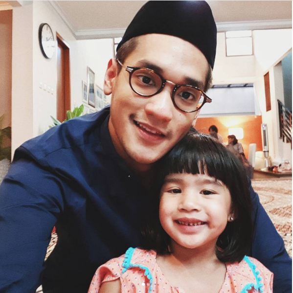 7 Artis tampan ini makin menawan dengan baju koko di momen lebaran