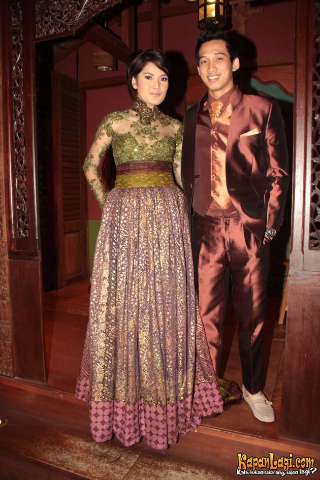 Tampil klasik, 10 seleb ini pilih kenakan kebaya saat prewedding