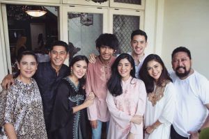 4 Selebriti ini rayakan lebaran bareng mantan pasangannya, akur banget