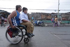 Potret ayah berkursi roda antar anaknya pergi sekolah ini bikin salut