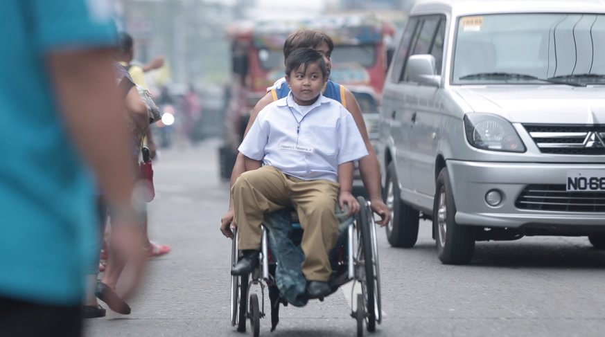 Potret ayah berkursi roda antar anaknya pergi sekolah ini bikin salut