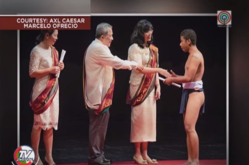 Ini dia orang suku pedalaman pertama yang raih cumlaude di universitas