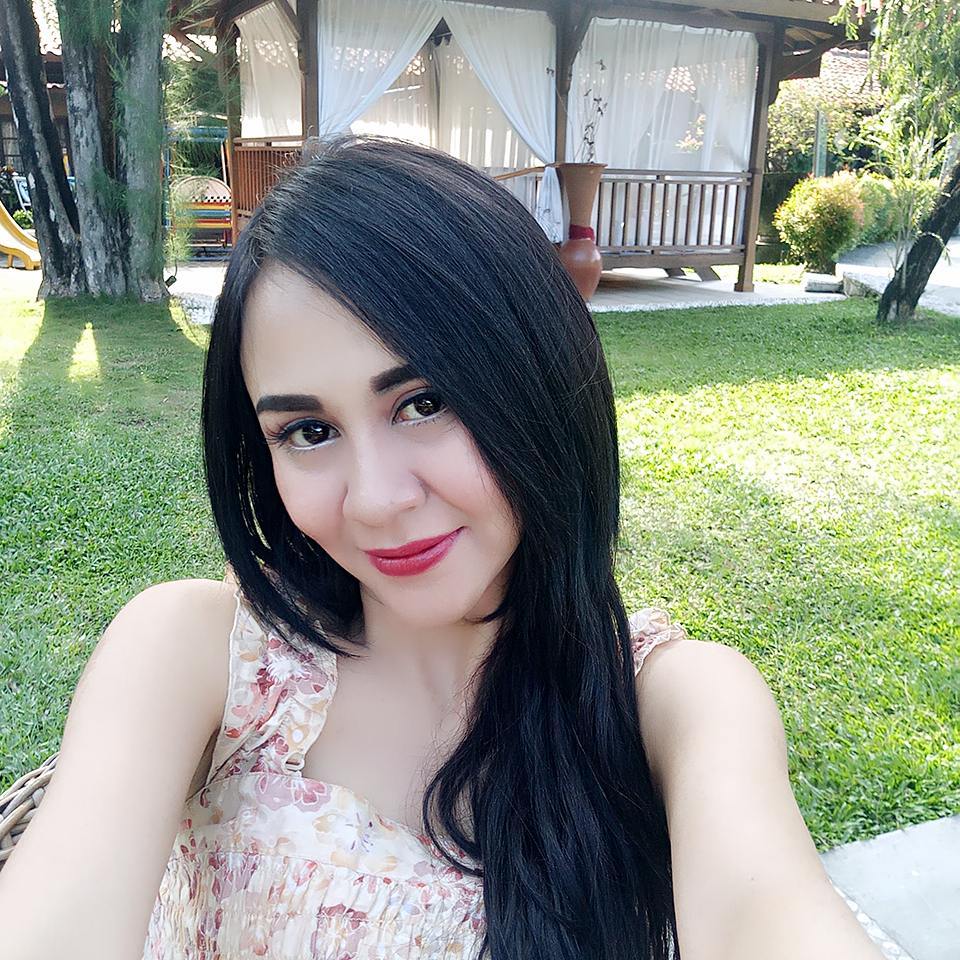Dera Sagita, presenter cantik Indonesia yang pukau seleb Korea