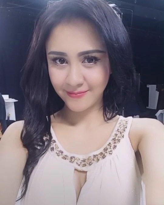 Dera Sagita, presenter cantik Indonesia yang pukau seleb Korea