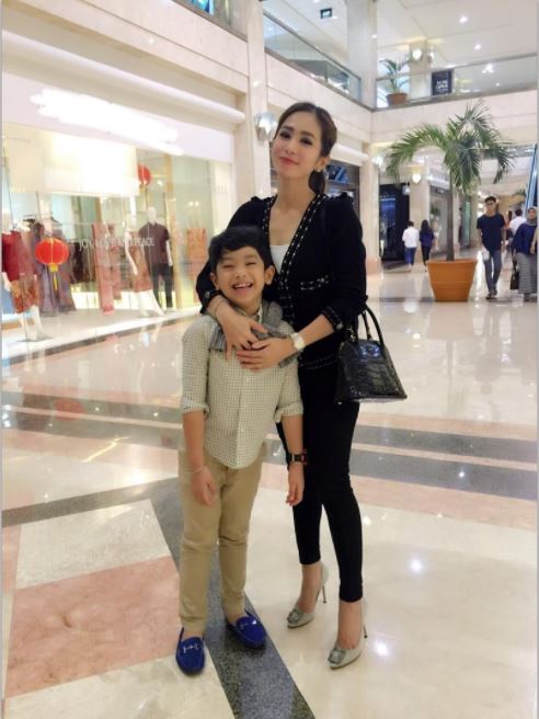 Tak lagi petak umpet, ini 10 potret harmonisnya keluarga Bunga Zainal