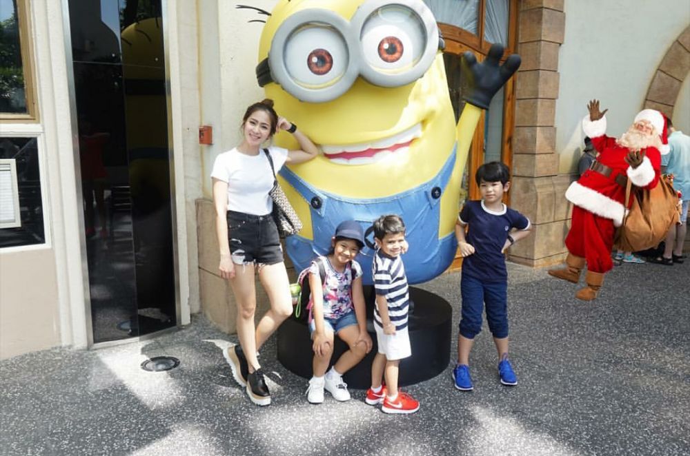 Tak lagi petak umpet, ini 10 potret harmonisnya keluarga Bunga Zainal