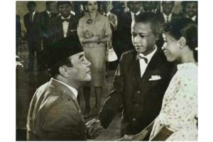 Beredar foto mirip Obama kecil bersalaman dengan Bung Karno, benarkah?