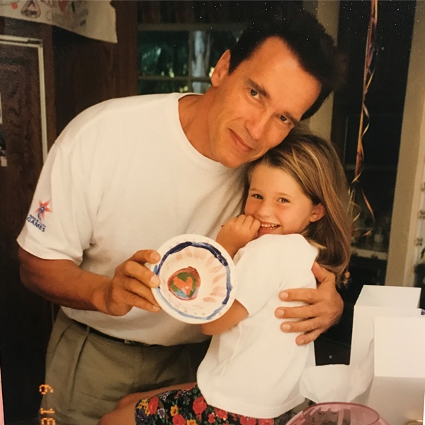 10 Foto Katherine, putri Arnold Schwarzenegger yang milih jadi penulis