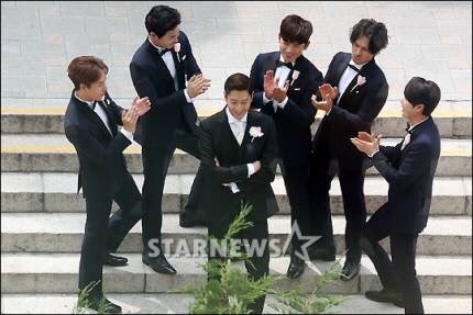 9 Foto pernikahan Eric 'Shinhwa'- Hye Mi, bikin fans baper