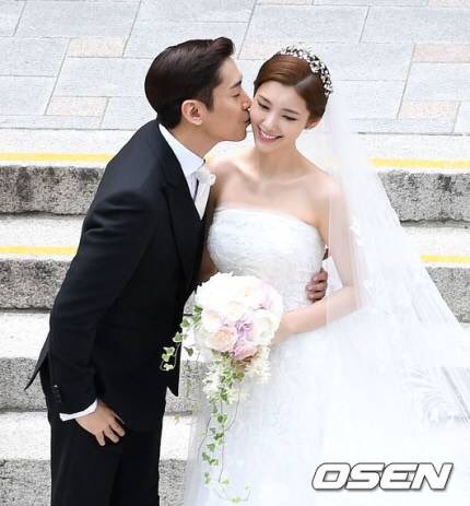9 Foto pernikahan Eric 'Shinhwa'- Hye Mi, bikin fans baper