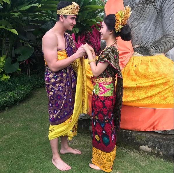 Foto pakai baju adat Bali, Verrel & Wilona didoakan segera menikah