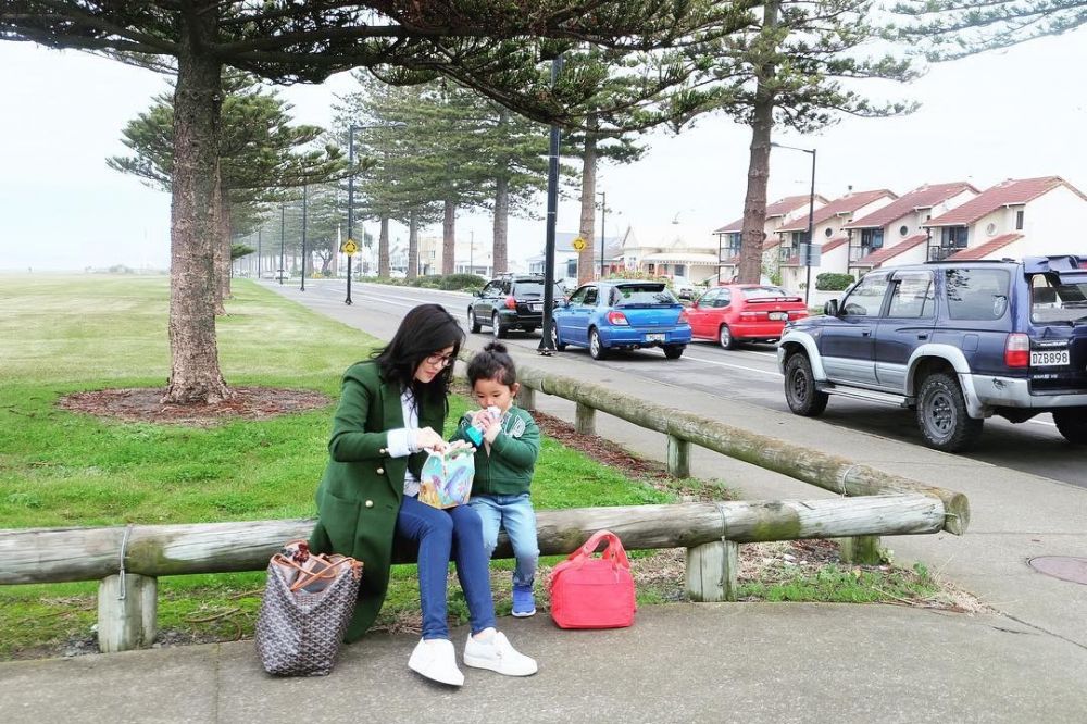 5 Momen so sweet Ayu Ting Ting libur Lebaran bareng putrinya