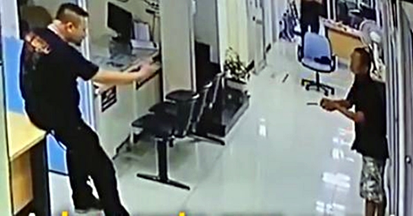 Diancam peneror pakai pisau, aksi polisi ini pasti nggak kamu duga