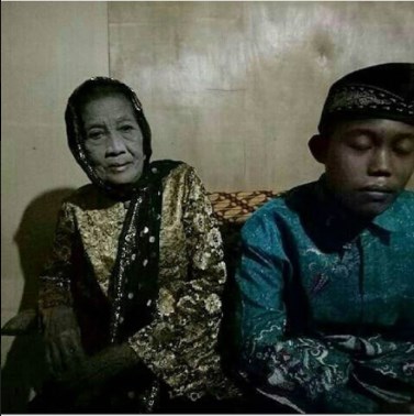 Ini 8 foto pernikahan remaja 16 tahun & nenek 71 tahun yang jadi viral